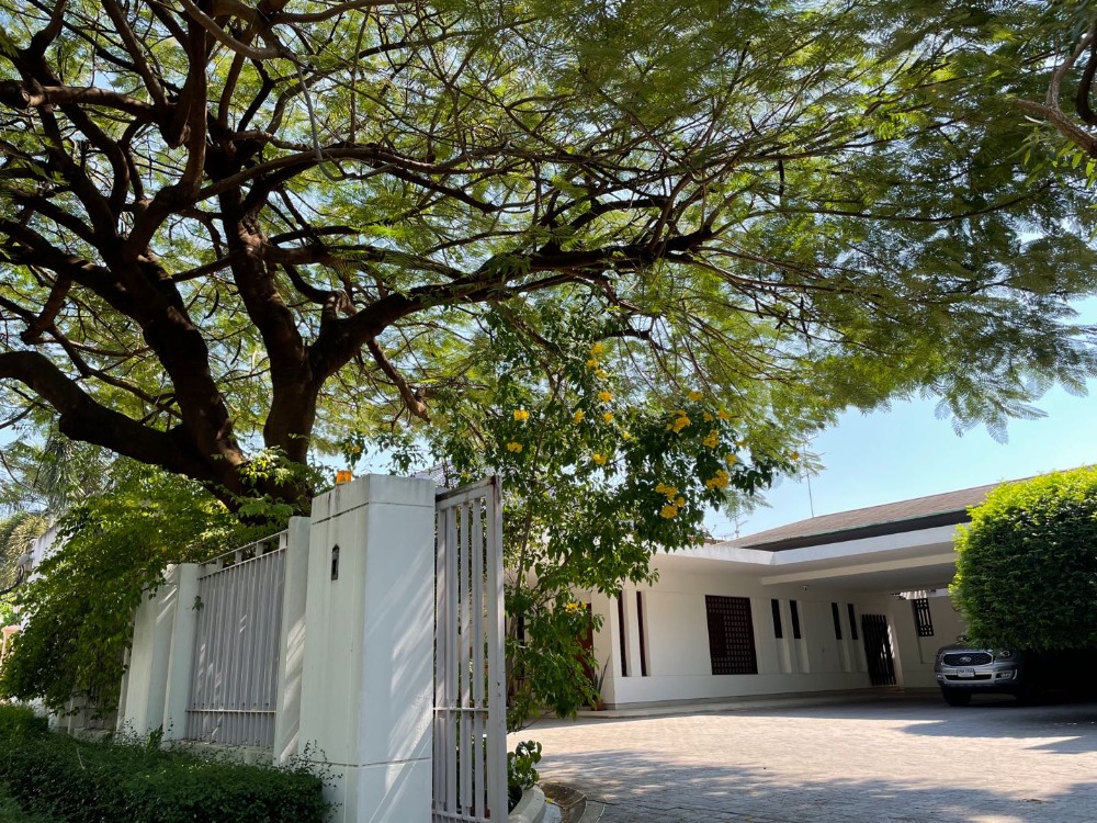 For RentHousePattanakan, Srinakarin : Luxury 7bedroom house for rent