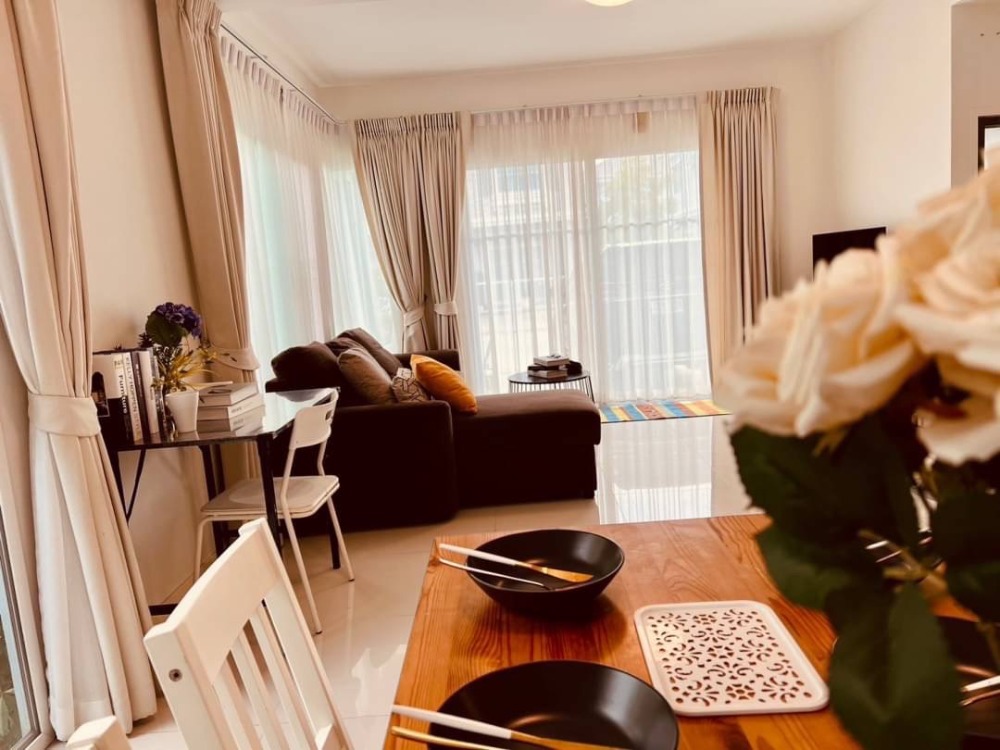 For RentHouseSamut Prakan,Samrong : House for rent, VILLAGGIO Bangna, European-style village in the middle of the valley with a large lake near Assumption University (ABAC)!!