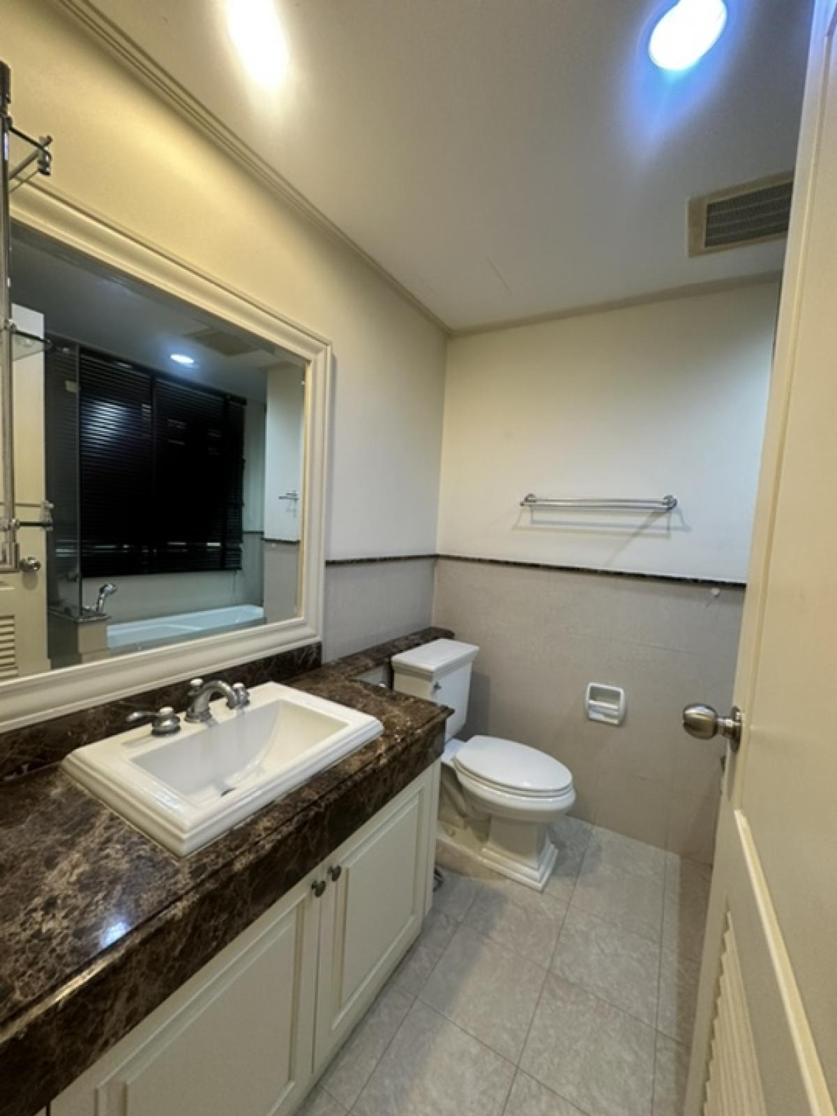 For RentCondoSukhumvit, Asoke, Thonglor : Special price, rooms available from November 10, 2024 onwards, 2 bedrooms, fully furnished, tree view in the project