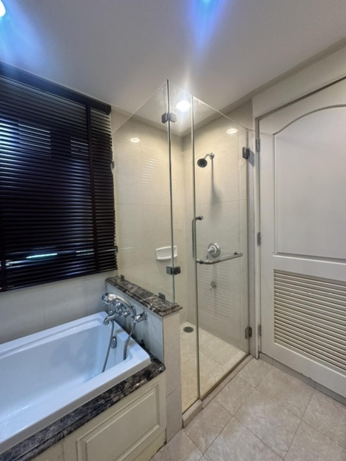 For RentCondoSukhumvit, Asoke, Thonglor : Special price, rooms available from November 10, 2024 onwards, 2 bedrooms, fully furnished, tree view in the project