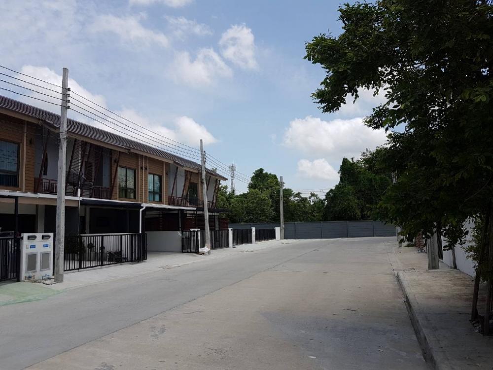 ให้เช่าทาวน์โฮมลาดกระบัง สุวรรณภูมิ : ให้เช่าพฤษาไพรม์ลาดกระบัง54พร้อมเฟอร์ ใกล้ตลาดศรีวารีน้อย