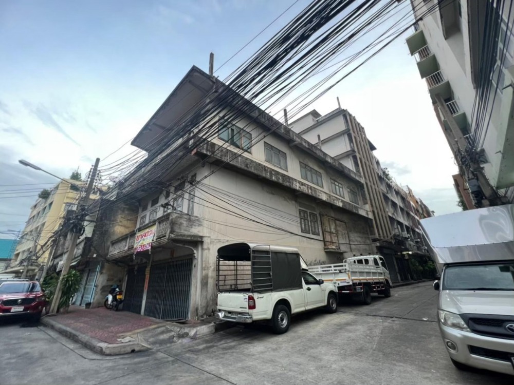 ขายอาคารพาณิชย์เยาวราช บางลำพู : ขายถูกตึก 2 คูหา แปลงมุม 350 เมตรถึงท่าเรือราวงศ์ พท . 54 ตร.ว. 9.00 x 24.00 ด้านหน้า 4 ชั้น รวมดาดฟ้า ด้านหลัง 7 ชั้น รวมดาดฟ้า บนถนน ทรงวาด แหล่งธุรกิจ ทำเลดี เหมาะค้าขาย ME-060