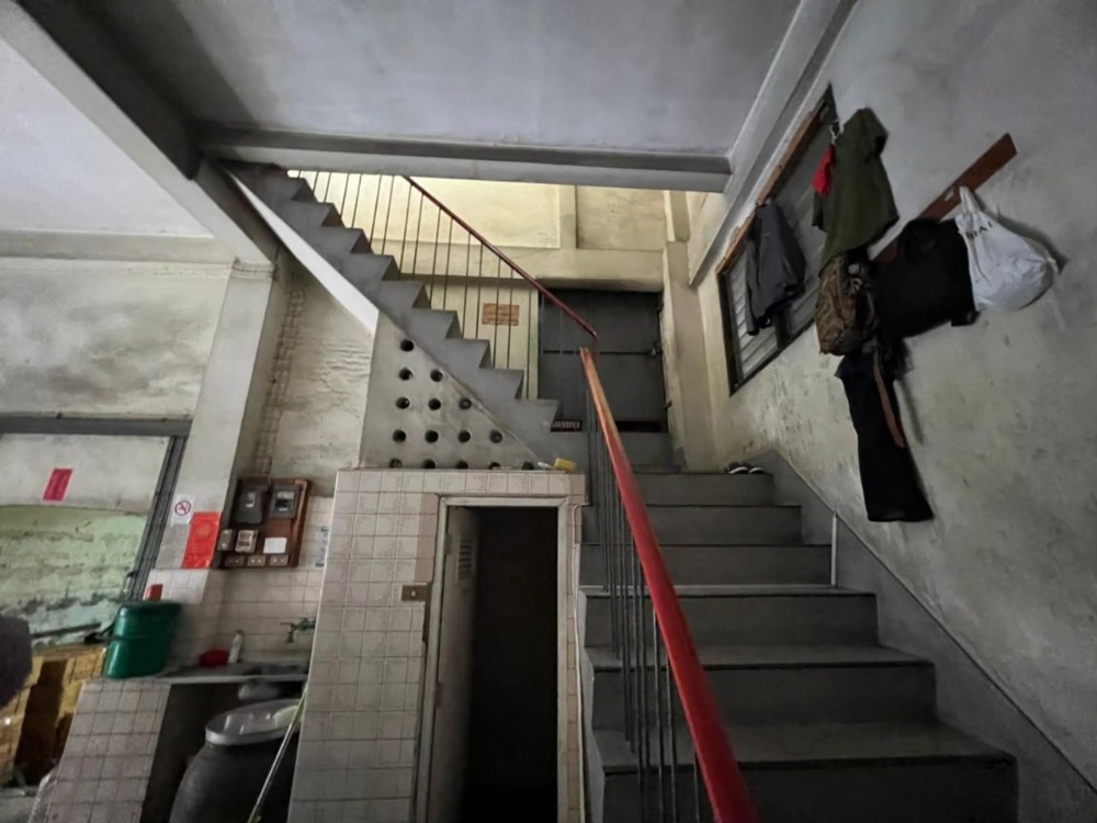 ขายอาคารพาณิชย์เยาวราช บางลำพู : ขายถูกตึก 2 คูหา แปลงมุม 350 เมตรถึงท่าเรือราวงศ์ พท . 54 ตร.ว. 9.00 x 24.00 ด้านหน้า 4 ชั้น รวมดาดฟ้า ด้านหลัง 7 ชั้น รวมดาดฟ้า บนถนน ทรงวาด แหล่งธุรกิจ ทำเลดี เหมาะค้าขาย ME-060