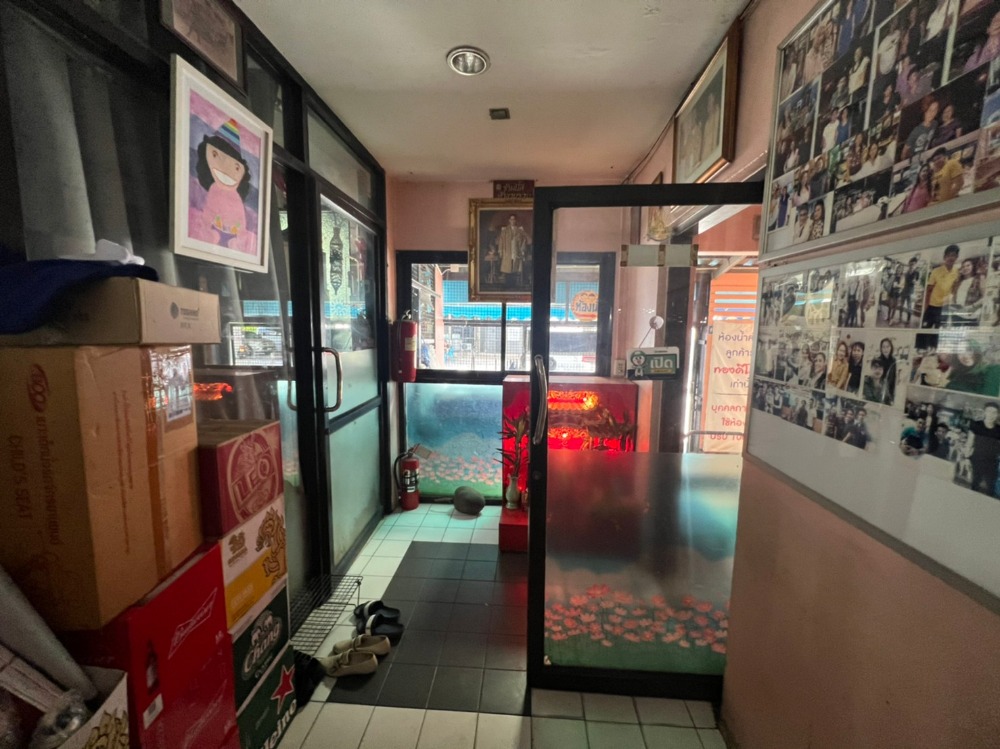 ขายอาคารพาณิชย์เลียบทางด่วนรามอินทรา : ขายตึกทำเลดีพร้อมกิจการและสูตรอาหาร ริมถนนศรีวรา ทาวน์อินทาวน์ อยู่ตรงข้ามเดอะซีน (ร้านทองดีโภชนา) 4 ชั้น 3 คูหา หน้ากว้าง 12 เมตร 66 ตร.ว. ME-058