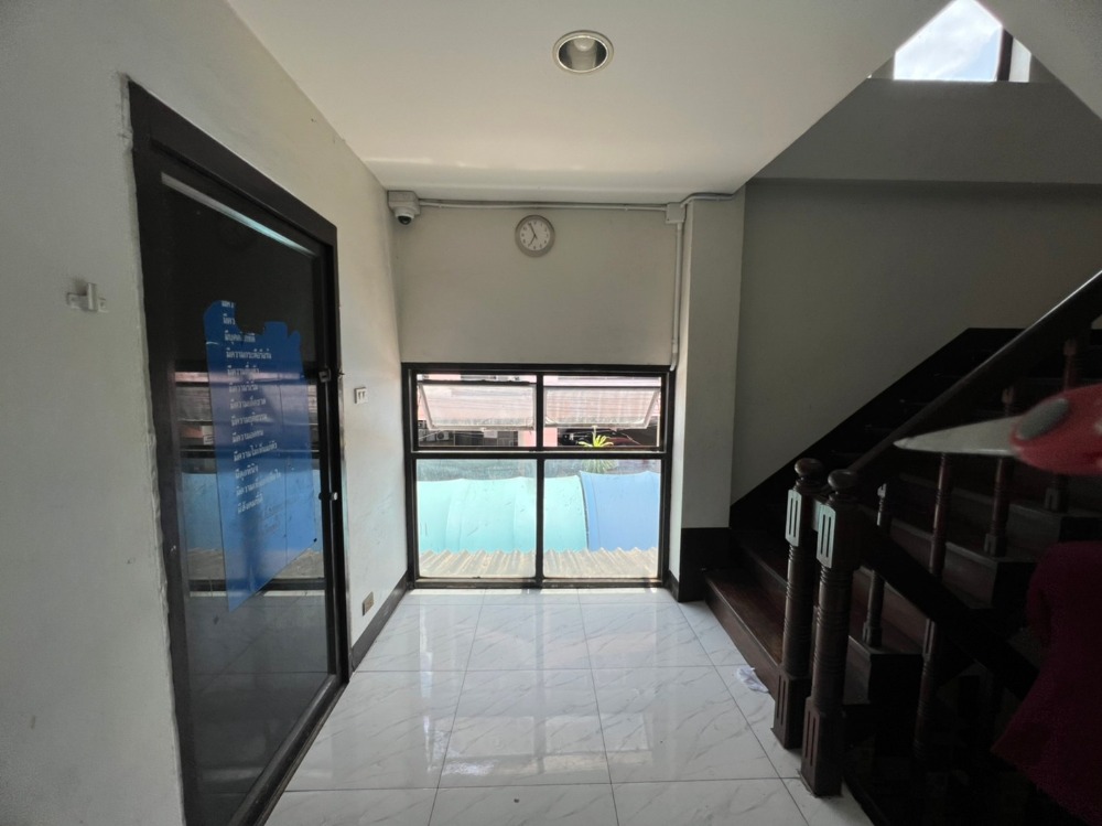 ขายอาคารพาณิชย์เลียบทางด่วนรามอินทรา : ขายตึกทำเลดีพร้อมกิจการและสูตรอาหาร ริมถนนศรีวรา ทาวน์อินทาวน์ อยู่ตรงข้ามเดอะซีน (ร้านทองดีโภชนา) 4 ชั้น 3 คูหา หน้ากว้าง 12 เมตร 66 ตร.ว. ME-058