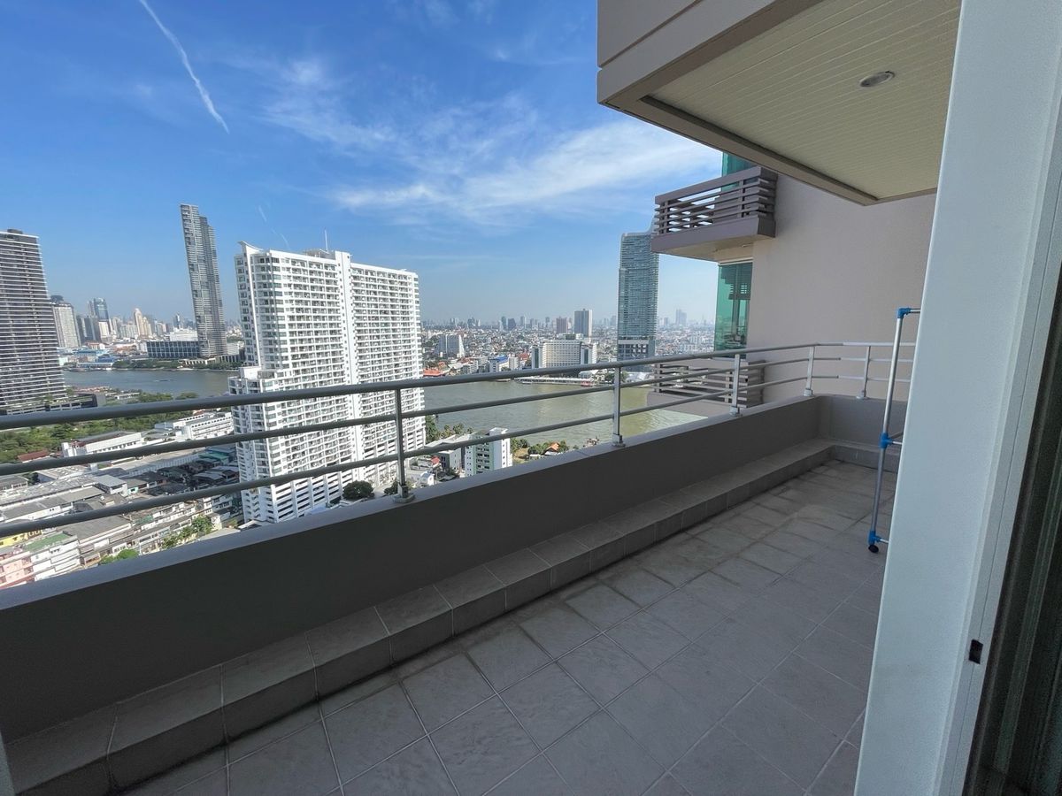 For SaleCondoWongwianyai, Charoennakor : 📢👇Sell woth tenant til July 26
Rare find! Newly renovated triplex penthouse by the river, a private rooftop and spacious balcony. Prime location near ICONSIAM,  opposite Asiatique.