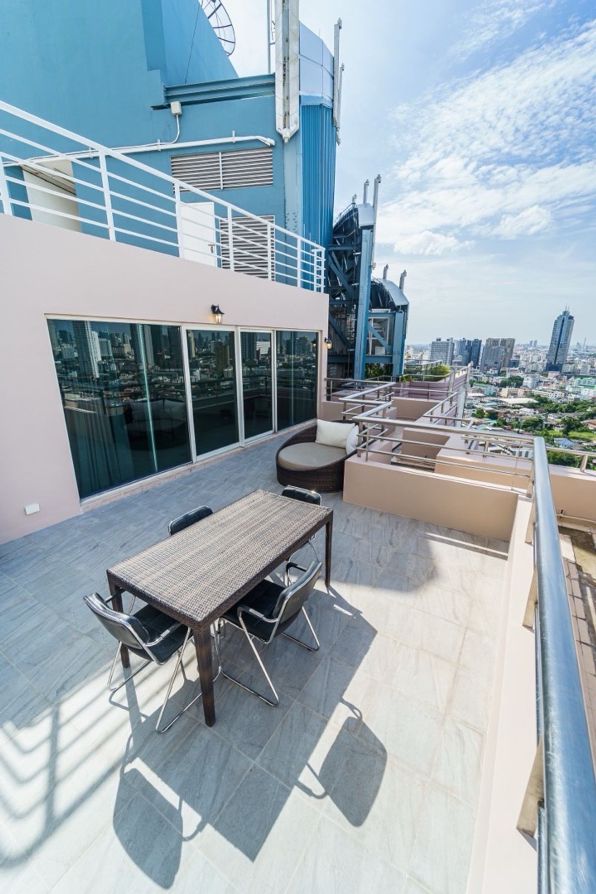 For SaleCondoWongwianyai, Charoennakor : 📢👇Sell woth tenant til July 26
Rare find! Newly renovated triplex penthouse by the river, a private rooftop and spacious balcony. Prime location near ICONSIAM,  opposite Asiatique.