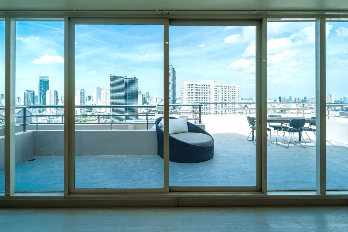 For SaleCondoWongwianyai, Charoennakor : 📢👇Sell woth tenant til July 26
Rare find! Newly renovated triplex penthouse by the river, a private rooftop and spacious balcony. Prime location near ICONSIAM,  opposite Asiatique.