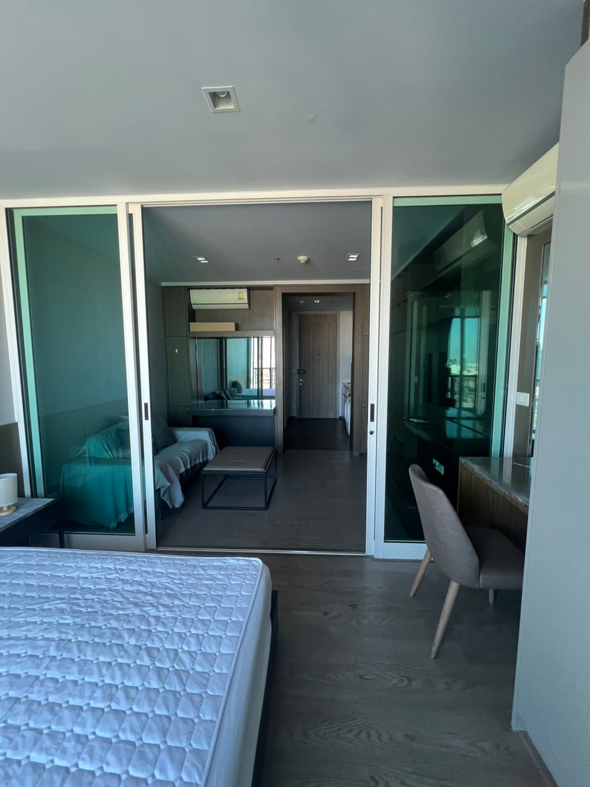 For RentCondoRama9, Petchburi, RCA : New condo for rent near MRT Rama 9, price 14,000 baht, only one room.