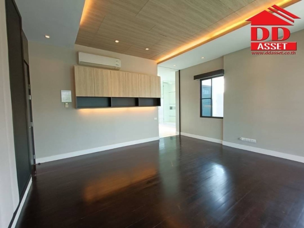 For SaleHouseRattanathibet, Sanambinna : Luxury house for sale, Ladawan Rattanathibet Village, Ladawan Rattanathibet In front of the village there is a Bang Rak Noi Tha It BTS station. The house was bought and never lived.