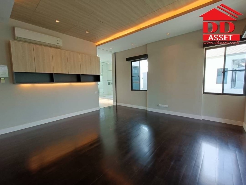 For SaleHouseRattanathibet, Sanambinna : Luxury house for sale, Ladawan Rattanathibet Village, Ladawan Rattanathibet In front of the village there is a Bang Rak Noi Tha It BTS station. The house was bought and never lived.