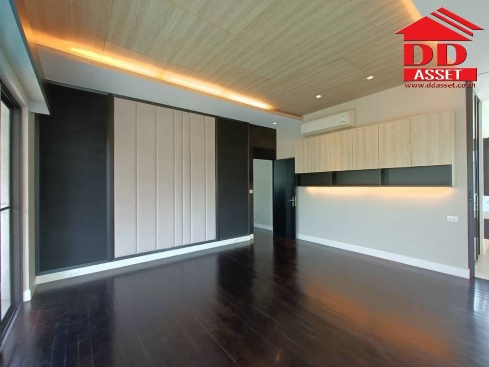 For SaleHouseRattanathibet, Sanambinna : Luxury house for sale, Ladawan Rattanathibet Village, Ladawan Rattanathibet In front of the village there is a Bang Rak Noi Tha It BTS station. The house was bought and never lived.