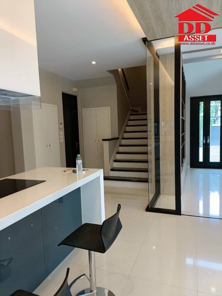 For SaleHouseRattanathibet, Sanambinna : Luxury house for sale, Ladawan Rattanathibet Village, Ladawan Rattanathibet In front of the village there is a Bang Rak Noi Tha It BTS station. The house was bought and never lived.