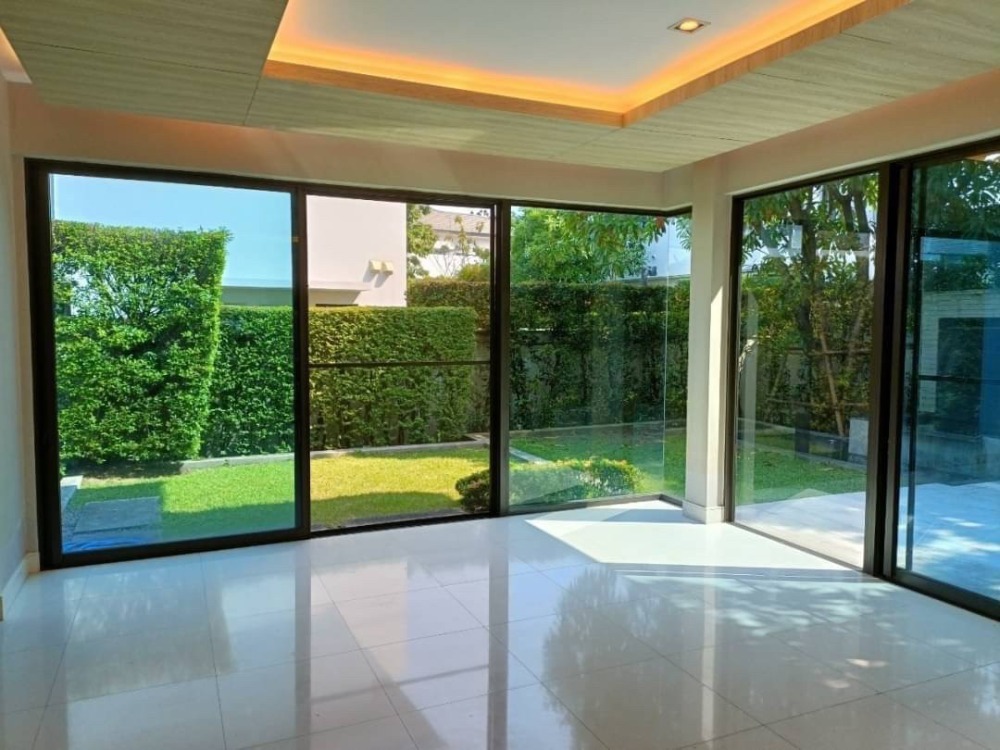 For SaleHouseRattanathibet, Sanambinna : Luxury house for sale, Ladawan Rattanathibet Village, Ladawan Rattanathibet In front of the village there is a Bang Rak Noi Tha It BTS station. The house was bought and never lived.