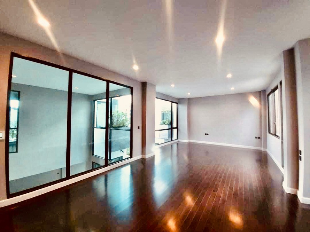 ให้เช่าบ้านพัฒนาการ ศรีนครินทร์ : ให้เช่าบ้านวิลล่าหรู บ้านเดี่ยว 3 ชั้น The gentry พัฒนาการ2 อยู่ซอยพัฒนาการ32 ใกล้ clubhouse เพียง 5 กม. ถึงทองหล่อ พร้อมเข้าอยู่