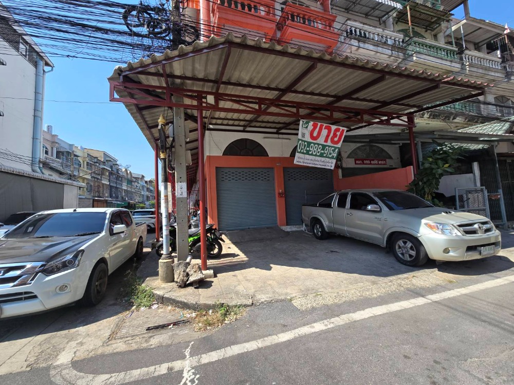 For SaleShop HouseNonthaburi, Bang Yai, Bangbuathong : Commercial building for sale, 2 adjacent units, 27 square wa. Located in Bang Yai City market, corner room.