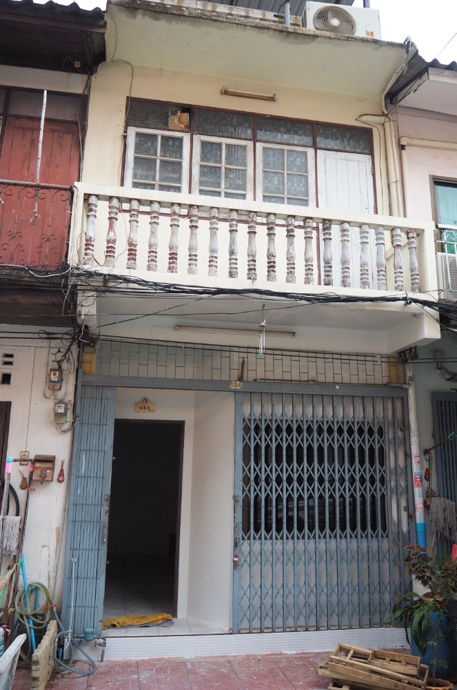 For SaleShop HouseWongwianyai, Charoennakor : 3-storey commercial building, 115 sq m, width 3.5 m, depth 11 m, Somdet Chao Phraya Road, Khlong San
