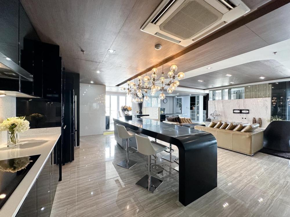 For RentCondoSukhumvit, Asoke, Thonglor : The spacious Penthouse at Asoke 1 min walk to station 
