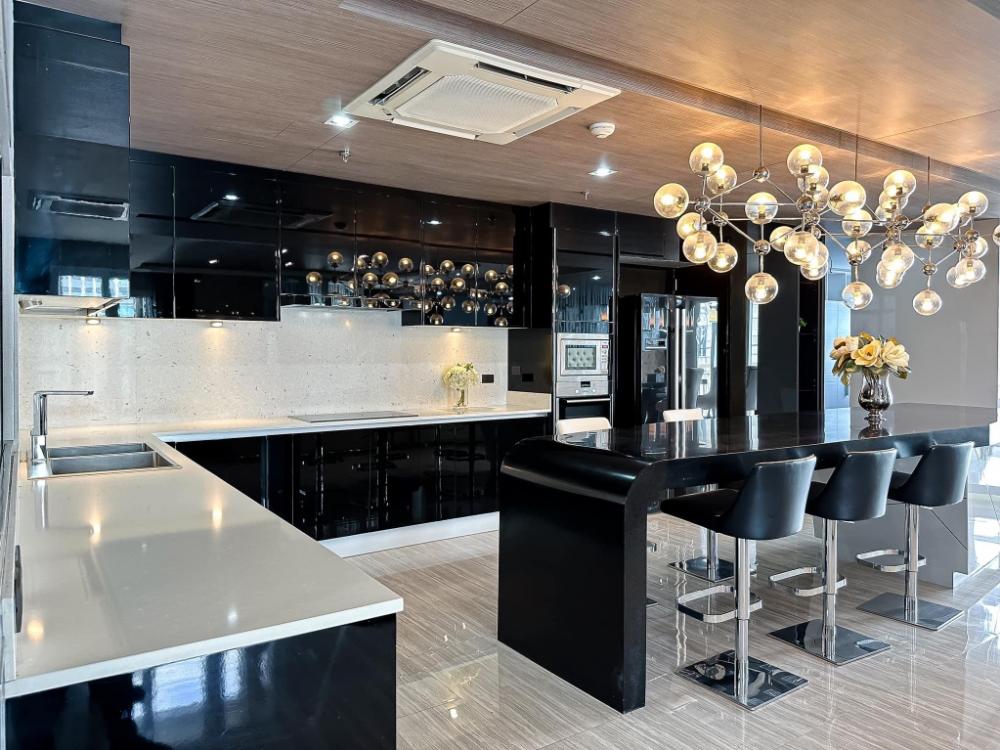 For RentCondoSukhumvit, Asoke, Thonglor : The spacious Penthouse at Asoke 1 min walk to station 
