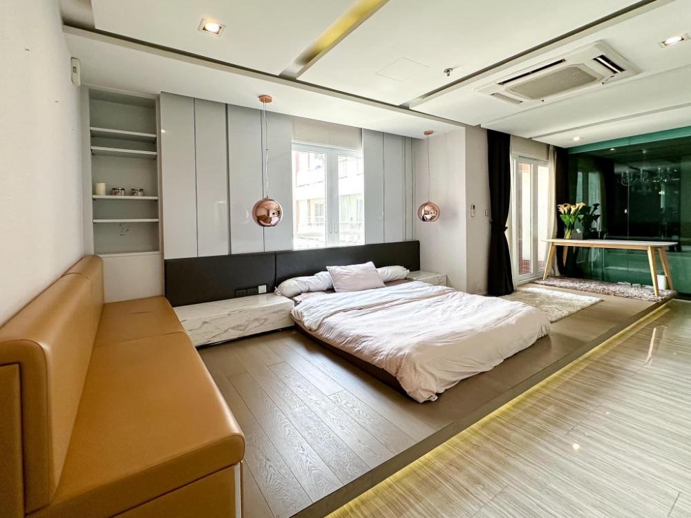 For RentCondoSukhumvit, Asoke, Thonglor : The spacious Penthouse at Asoke 1 min walk to station 
