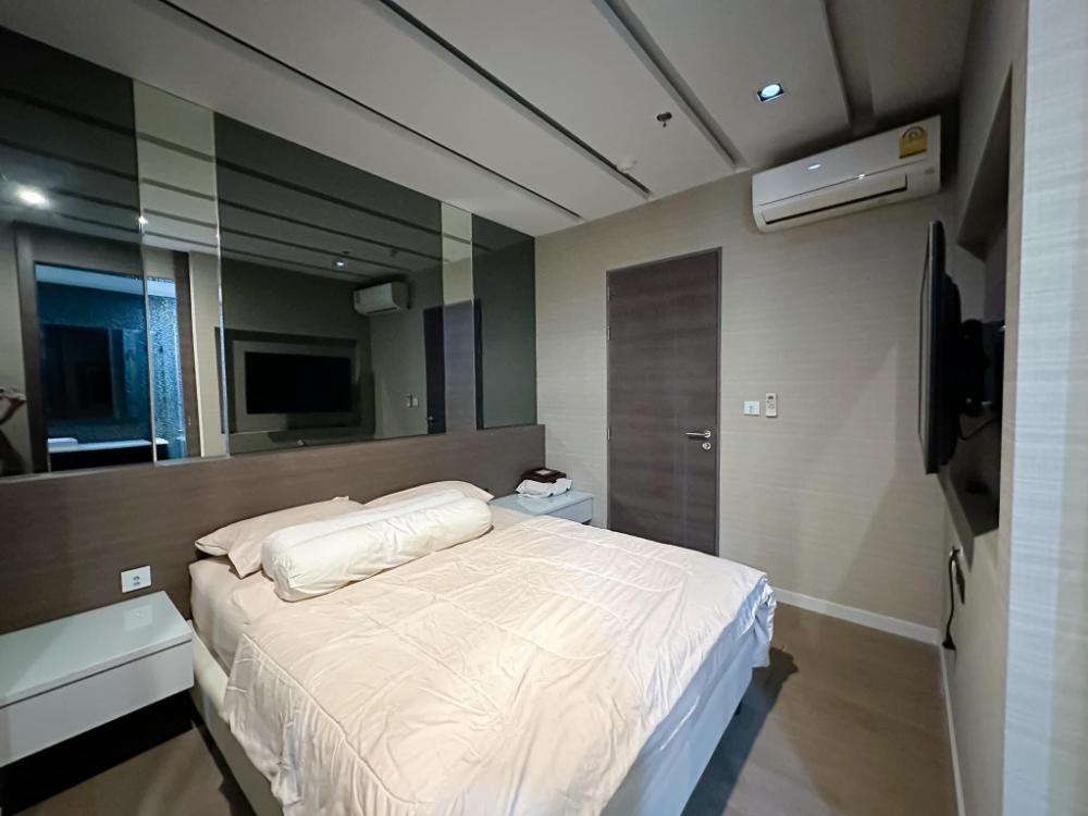 For RentCondoSukhumvit, Asoke, Thonglor : The spacious Penthouse at Asoke 1 min walk to station 
