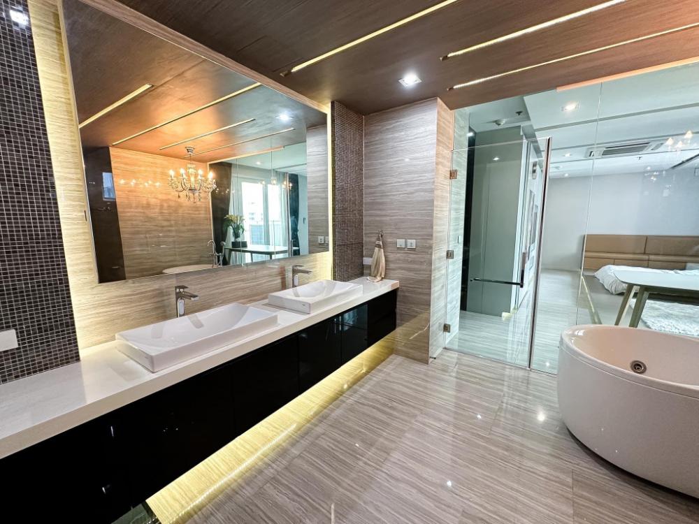 For RentCondoSukhumvit, Asoke, Thonglor : The spacious Penthouse at Asoke 1 min walk to station 
