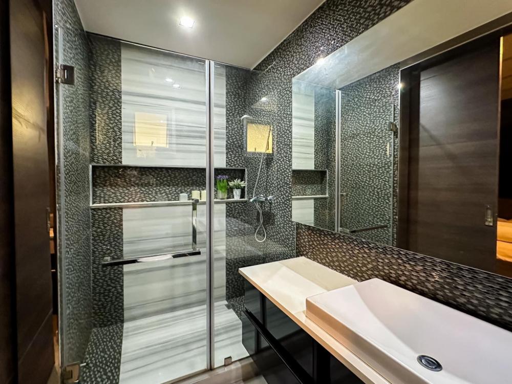 For RentCondoSukhumvit, Asoke, Thonglor : The spacious Penthouse at Asoke 1 min walk to station 
