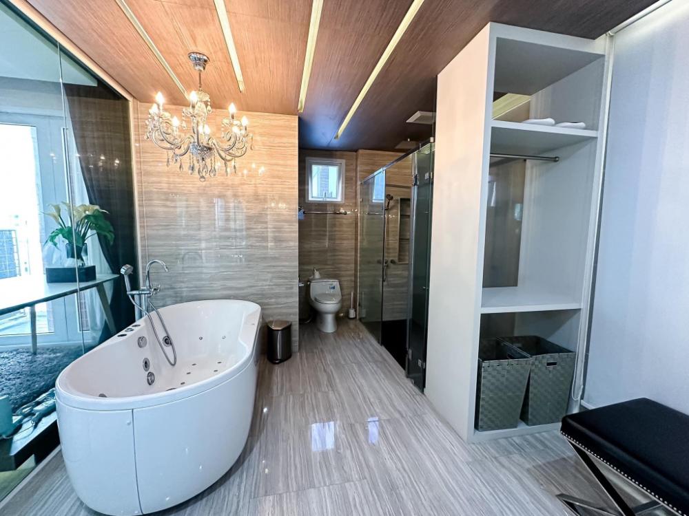 For RentCondoSukhumvit, Asoke, Thonglor : The spacious Penthouse at Asoke 1 min walk to station 
