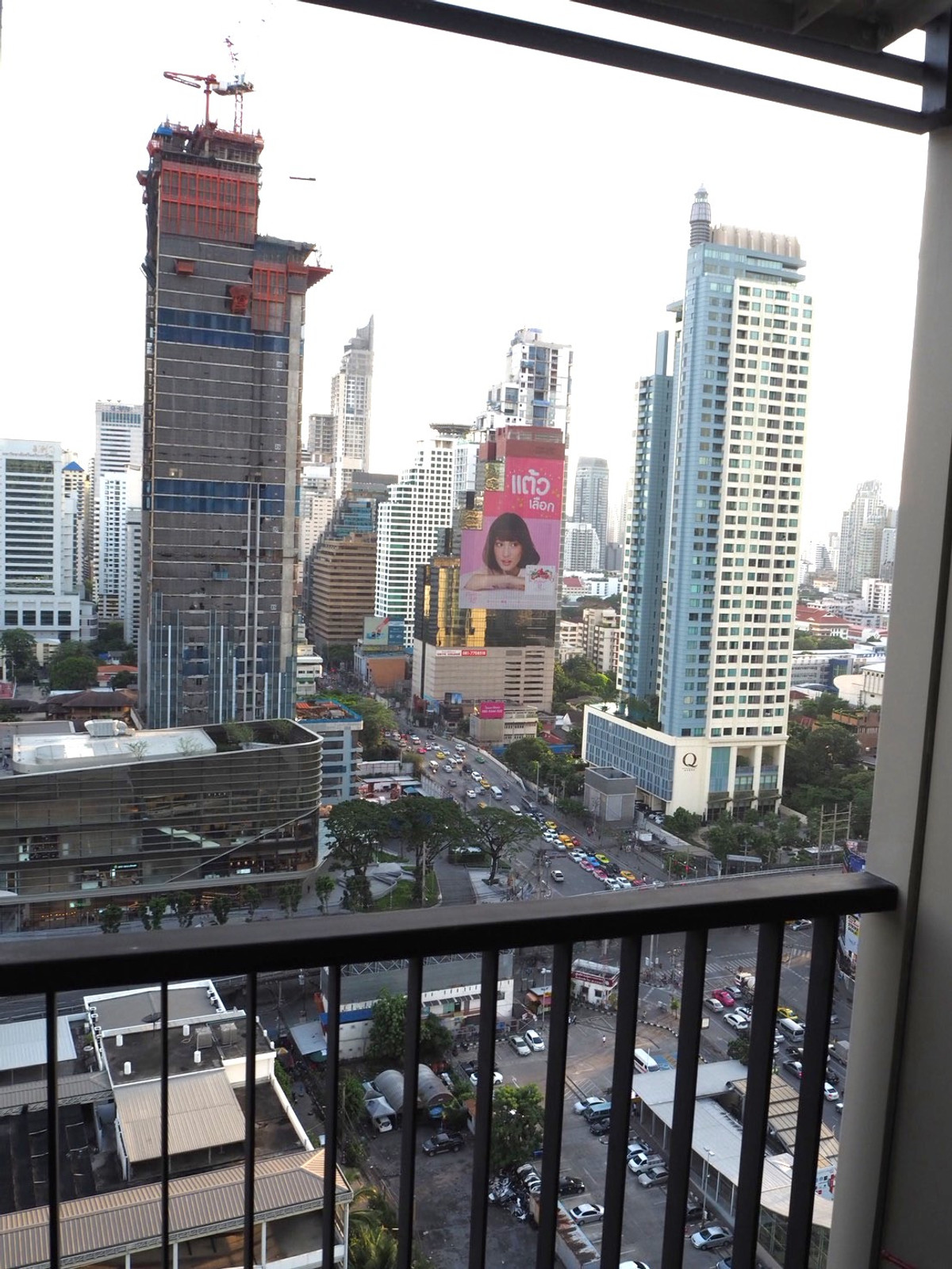 ให้เช่าคอนโดพระราม 9 เพชรบุรีตัดใหม่ RCA : LIFE ASOKE   ✨  30 ตร.ม. ห้องเเต่งสวย  ชั้นสูง ✨ 📞 Line:@pukkhome (with @ )