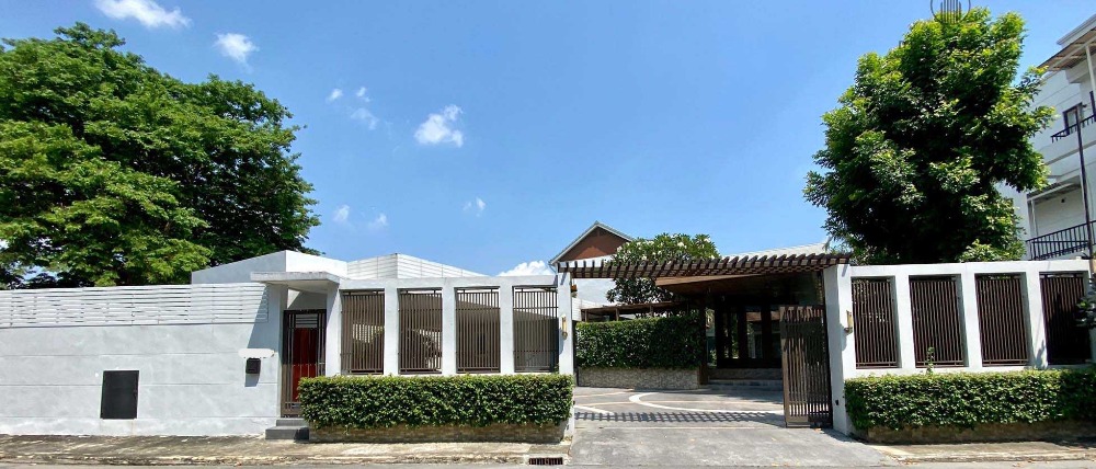 For RentHousePattanakan, Srinakarin : Luxury 2-storey detached house for rent, Panya Village, Phatthanakan 30, just 10 minutes from Thonglor.