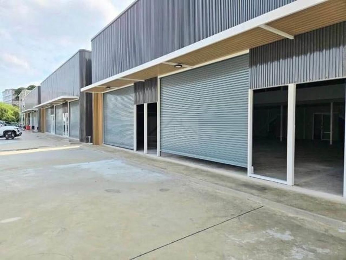 For RentWarehouseRama9, Petchburi, RCA : Warehouse for rent with office 1-0-11 rai, usable area 1,012 sq m., Rama 9 area, Thian Ruam Mit, Huai Khwang, Pracha Uthit, near KPN building, near expressway, near MRT, suitable for storing goods, the largest vehicle that can enter is 6 large wheels.