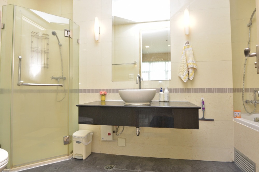 For RentCondoRatchathewi,Phayathai : Baan KlangKrung Siam 2 Bed 2 Bath 87 sq.m. Eng 中 日 Please add LINE ID @806qphgn o8415o5483