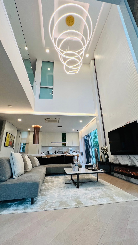 ขายบ้านเลียบทางด่วนรามอินทรา : Vive Ekkamai-Ramintra: 75 sqwah 371sqm. 4bed 5bath 54,000,000 Am: 0656199198