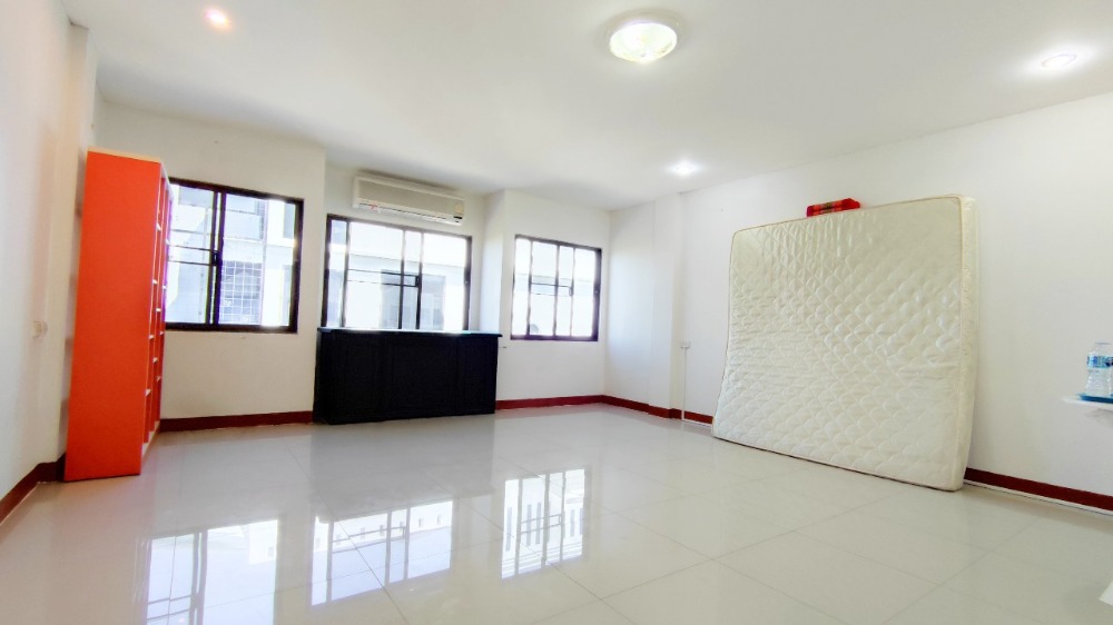 ขายทาวน์โฮมโชคชัย4 ลาดพร้าว71 : ขาย ทาวน์โฮม 3 ชั้น 31 ตร.วา 240 ตรม. ซอยนาคนิวาส 7 (สังคมสงเคราะห์ 16 แยก 7) ทำเลสงบ ห่างจากเซ็นทรัล อีสวิลล์ เพียง 2 กม.