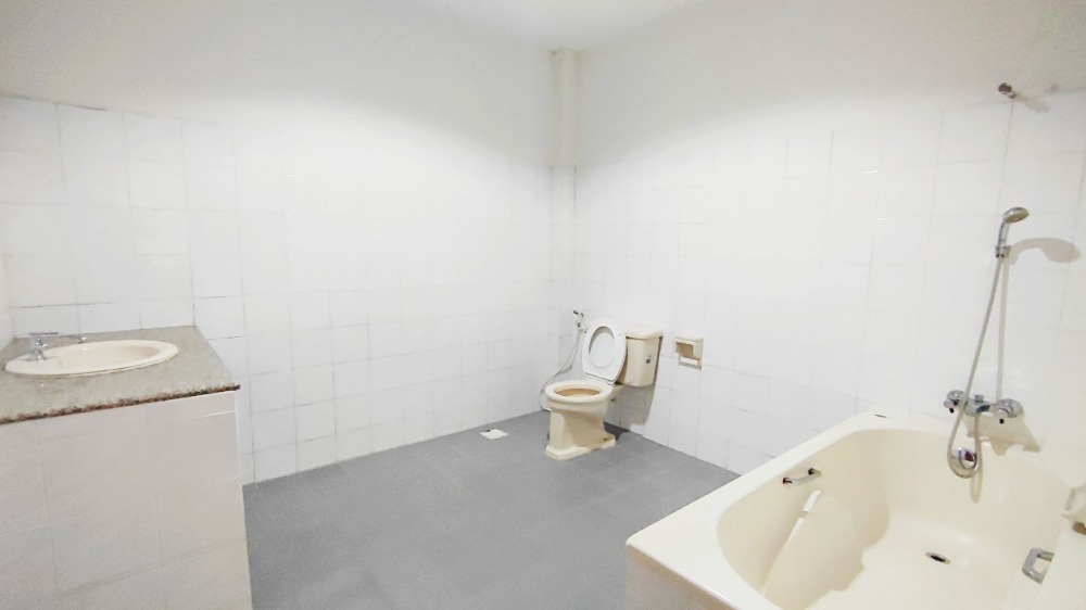 ขายทาวน์โฮมโชคชัย4 ลาดพร้าว71 : ขาย ทาวน์โฮม 3 ชั้น 31 ตร.วา 240 ตรม. ซอยนาคนิวาส 7 (สังคมสงเคราะห์ 16 แยก 7) ทำเลสงบ ห่างจากเซ็นทรัล อีสวิลล์ เพียง 2 กม.