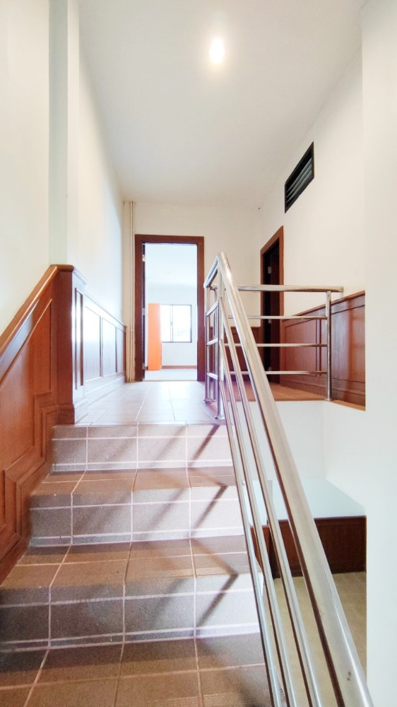 ขายทาวน์โฮมโชคชัย4 ลาดพร้าว71 : ขาย ทาวน์โฮม 3 ชั้น 31 ตร.วา 240 ตรม. ซอยนาคนิวาส 7 (สังคมสงเคราะห์ 16 แยก 7) ทำเลสงบ ห่างจากเซ็นทรัล อีสวิลล์ เพียง 2 กม.