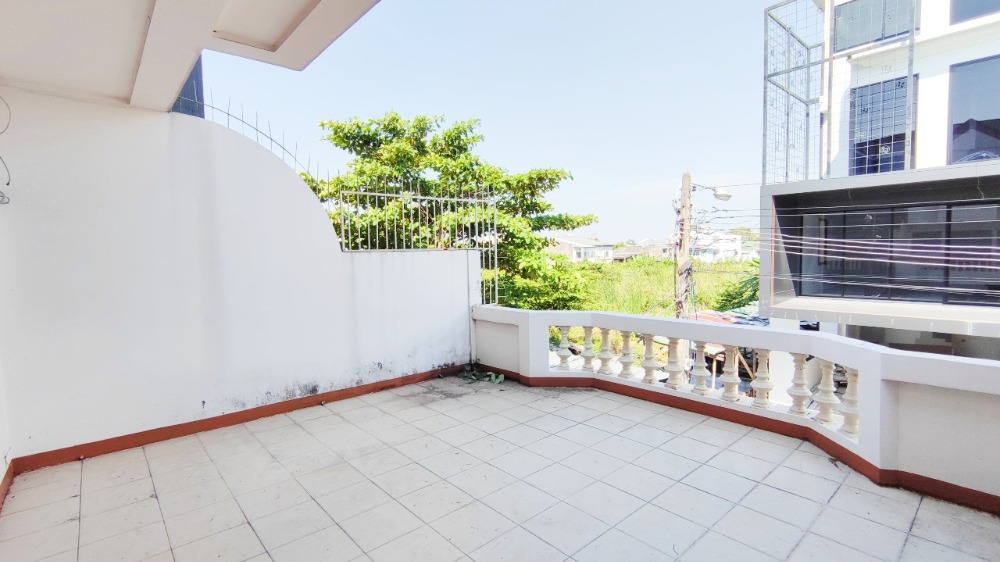 ขายทาวน์โฮมโชคชัย4 ลาดพร้าว71 : ขาย ทาวน์โฮม 3 ชั้น 31 ตร.วา 240 ตรม. ซอยนาคนิวาส 7 (สังคมสงเคราะห์ 16 แยก 7) ทำเลสงบ ห่างจากเซ็นทรัล อีสวิลล์ เพียง 2 กม.