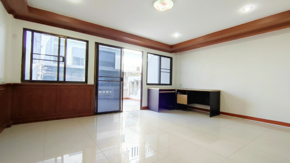 ขายทาวน์โฮมโชคชัย4 ลาดพร้าว71 : ขาย ทาวน์โฮม 3 ชั้น 31 ตร.วา 240 ตรม. ซอยนาคนิวาส 7 (สังคมสงเคราะห์ 16 แยก 7) ทำเลสงบ ห่างจากเซ็นทรัล อีสวิลล์ เพียง 2 กม.