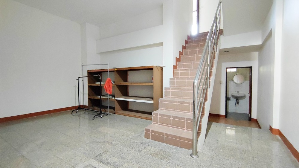 ขายทาวน์โฮมโชคชัย4 ลาดพร้าว71 : ขาย ทาวน์โฮม 3 ชั้น 31 ตร.วา 240 ตรม. ซอยนาคนิวาส 7 (สังคมสงเคราะห์ 16 แยก 7) ทำเลสงบ ห่างจากเซ็นทรัล อีสวิลล์ เพียง 2 กม.