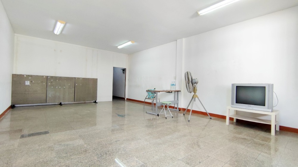 ขายทาวน์โฮมโชคชัย4 ลาดพร้าว71 : ขาย ทาวน์โฮม 3 ชั้น 31 ตร.วา 240 ตรม. ซอยนาคนิวาส 7 (สังคมสงเคราะห์ 16 แยก 7) ทำเลสงบ ห่างจากเซ็นทรัล อีสวิลล์ เพียง 2 กม.