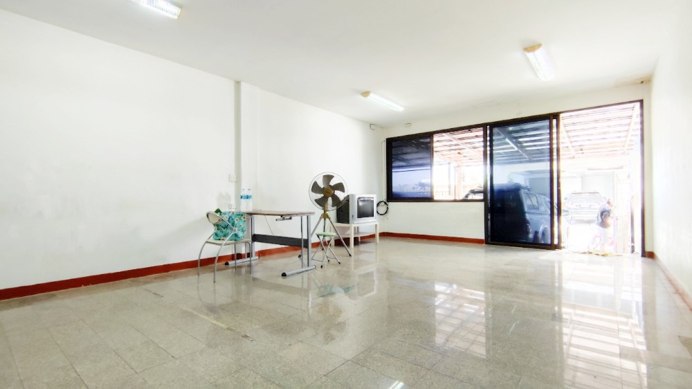 ขายทาวน์โฮมโชคชัย4 ลาดพร้าว71 : ขาย ทาวน์โฮม 3 ชั้น 31 ตร.วา 240 ตรม. ซอยนาคนิวาส 7 (สังคมสงเคราะห์ 16 แยก 7) ทำเลสงบ ห่างจากเซ็นทรัล อีสวิลล์ เพียง 2 กม.