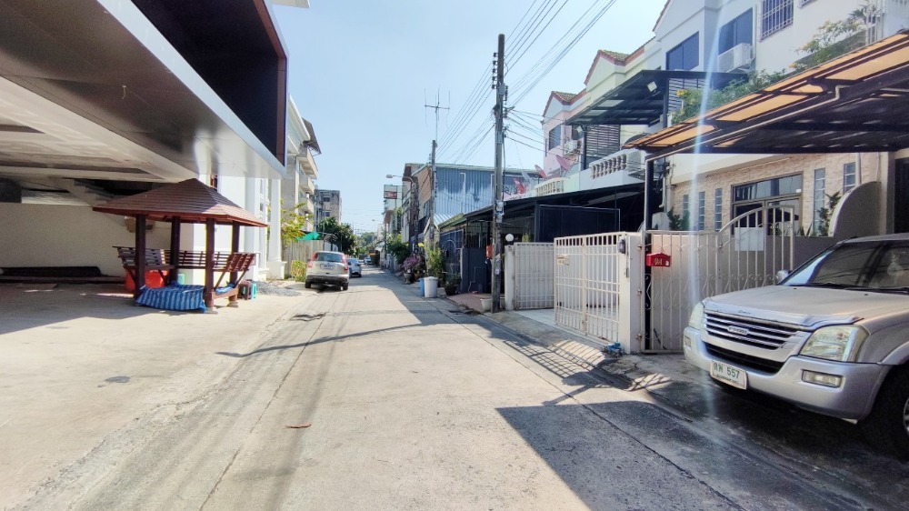 ขายทาวน์โฮมโชคชัย4 ลาดพร้าว71 : ขาย ทาวน์โฮม 3 ชั้น 31 ตร.วา 240 ตรม. ซอยนาคนิวาส 7 (สังคมสงเคราะห์ 16 แยก 7) ทำเลสงบ ห่างจากเซ็นทรัล อีสวิลล์ เพียง 2 กม.