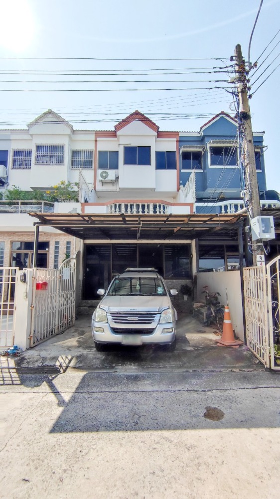 ขายทาวน์โฮมโชคชัย4 ลาดพร้าว71 : ขาย ทาวน์โฮม 3 ชั้น 31 ตร.วา 240 ตรม. ซอยนาคนิวาส 7 (สังคมสงเคราะห์ 16 แยก 7) ทำเลสงบ ห่างจากเซ็นทรัล อีสวิลล์ เพียง 2 กม.