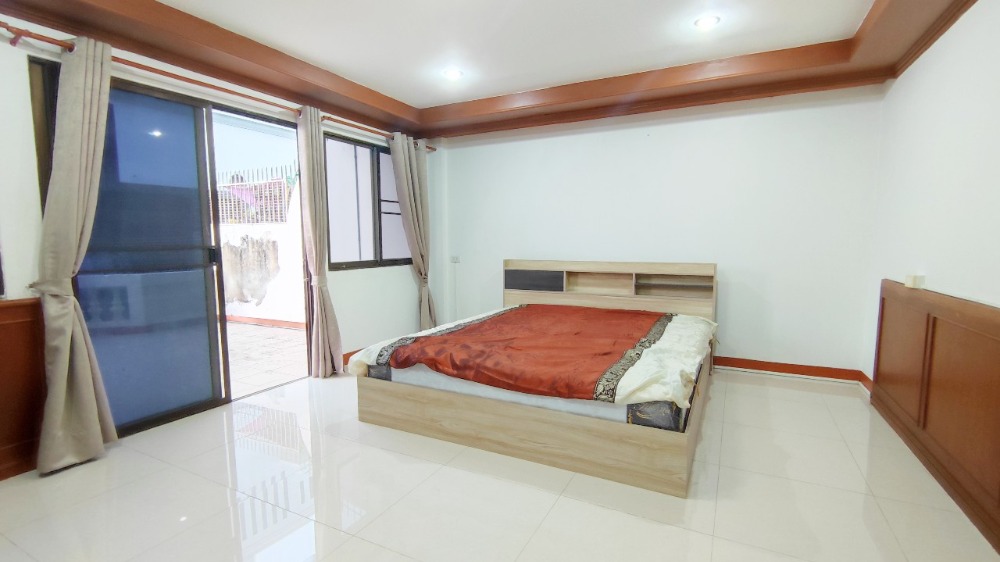 ขายทาวน์โฮมโชคชัย4 ลาดพร้าว71 : ขาย ทาวน์โฮม 3 ชั้น 31 ตร.วา 240 ตรม. ซอยนาคนิวาส 7 (สังคมสงเคราะห์ 16 แยก 7) ทำเลสงบ ห่างจากเซ็นทรัล อีสวิลล์ เพียง 2 กม.