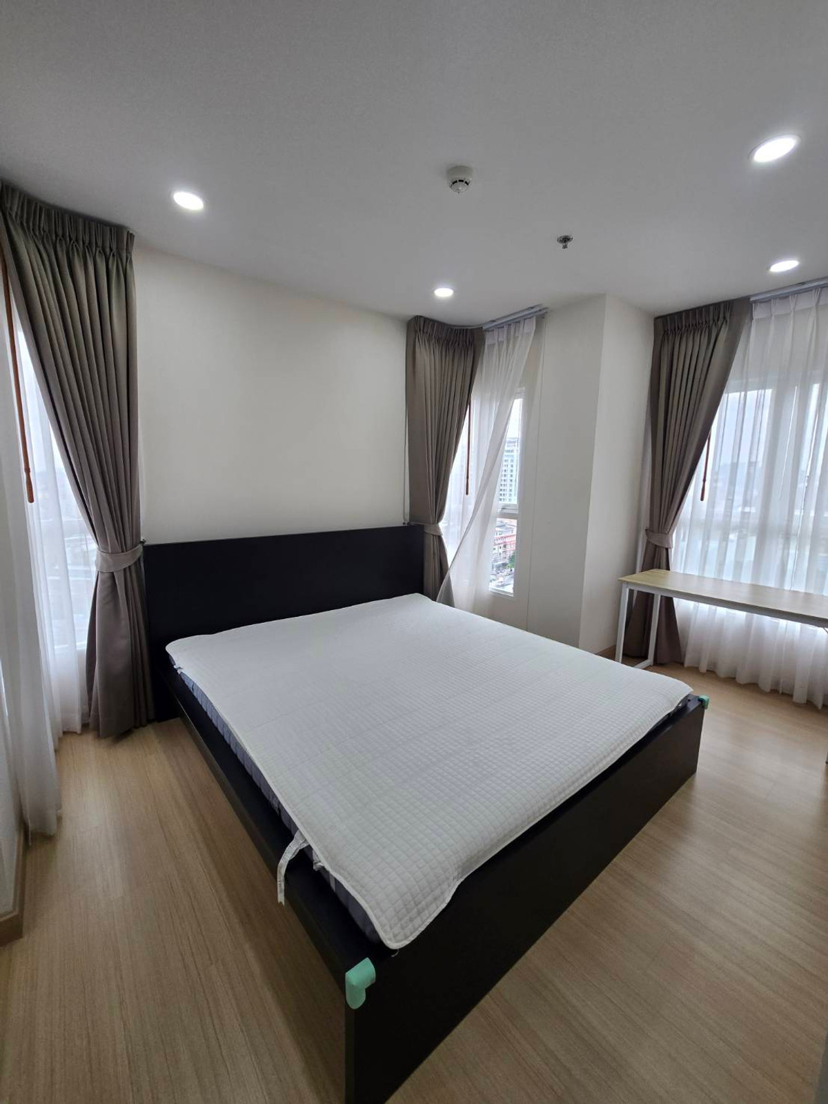 For RentCondoRamkhamhaeng, Hua Mak :  Near Rajamangala Stadium, The Mall Ramkhamhaeng, Major Hollywood Ramkhamhaeng, near famous universities within walking distance, both ABAC and Ramkhamhaeng University.