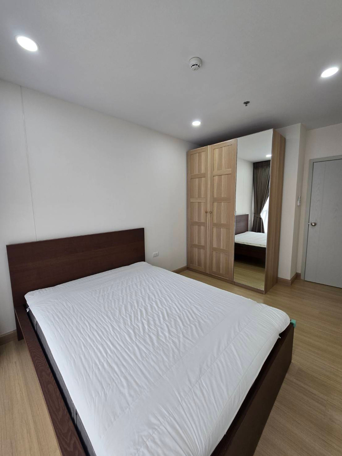 For RentCondoRamkhamhaeng, Hua Mak :  Near Rajamangala Stadium, The Mall Ramkhamhaeng, Major Hollywood Ramkhamhaeng, near famous universities within walking distance, both ABAC and Ramkhamhaeng University.