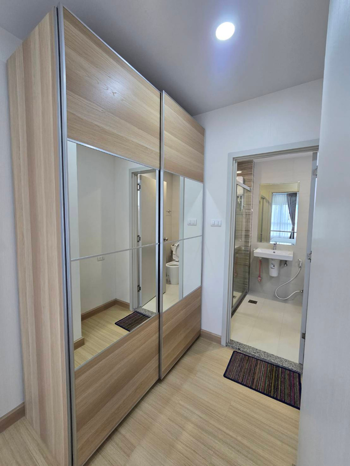 For RentCondoRamkhamhaeng, Hua Mak :  Near Rajamangala Stadium, The Mall Ramkhamhaeng, Major Hollywood Ramkhamhaeng, near famous universities within walking distance, both ABAC and Ramkhamhaeng University.