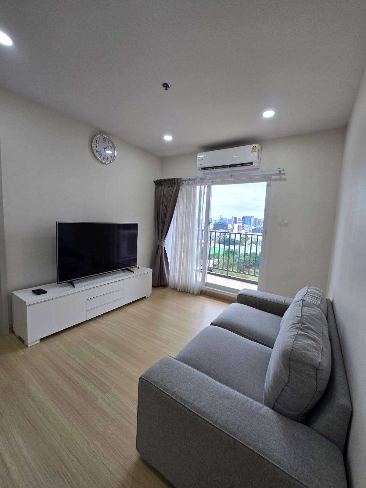 For RentCondoRamkhamhaeng, Hua Mak :  Near Rajamangala Stadium, The Mall Ramkhamhaeng, Major Hollywood Ramkhamhaeng, near famous universities within walking distance, both ABAC and Ramkhamhaeng University.