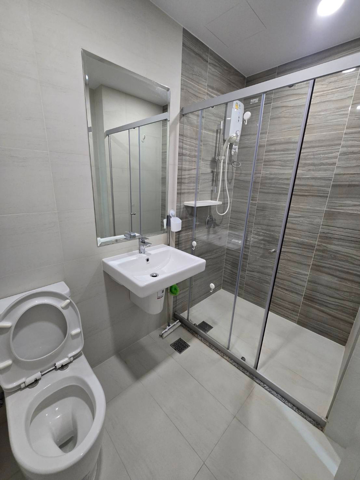 For RentCondoRamkhamhaeng, Hua Mak :  Near Rajamangala Stadium, The Mall Ramkhamhaeng, Major Hollywood Ramkhamhaeng, near famous universities within walking distance, both ABAC and Ramkhamhaeng University.