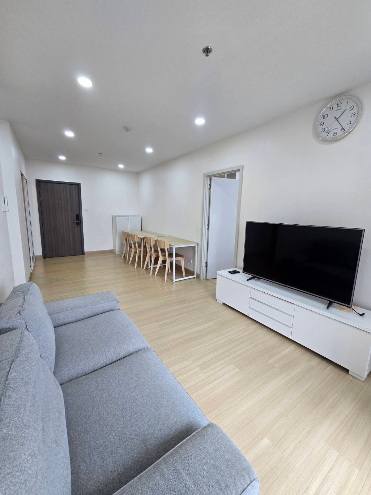 For RentCondoRamkhamhaeng, Hua Mak :  Near Rajamangala Stadium, The Mall Ramkhamhaeng, Major Hollywood Ramkhamhaeng, near famous universities within walking distance, both ABAC and Ramkhamhaeng University.